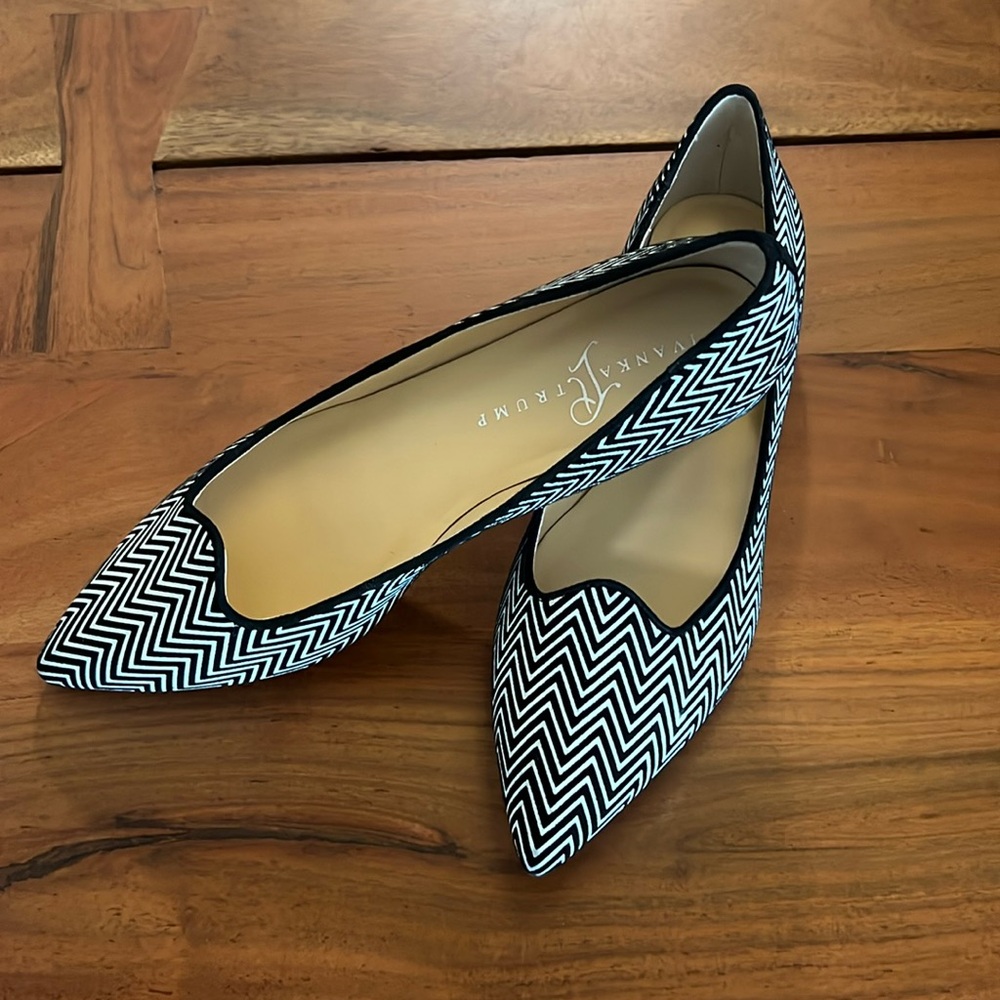 Ivanka Trump Carson 9M white multi leather New